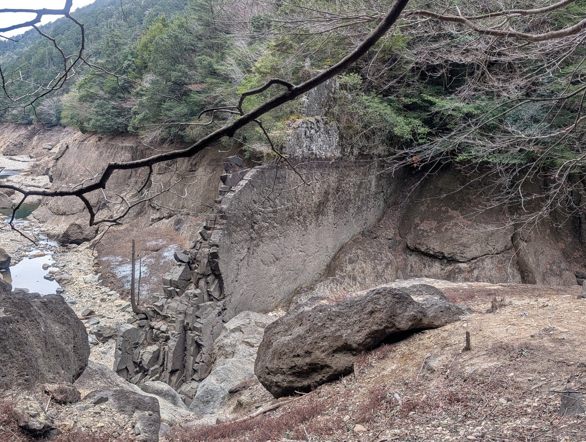 Quarry_Entei's tweet image. 昨日見た宇連ダム上流の岩脈と穴滝

人が作った砂防ダムのような佇まいの岩脈に水位が30%以下にならないと出現しない幻の滝

特に岩脈はなかなかの見応えでした！
本当に人工物のように見える😳