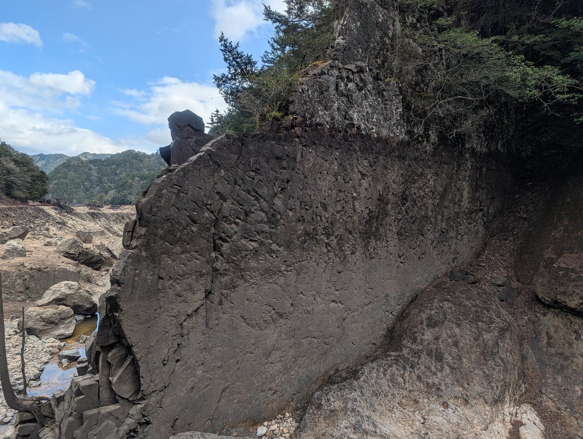 Quarry_Entei's tweet image. 昨日見た宇連ダム上流の岩脈と穴滝

人が作った砂防ダムのような佇まいの岩脈に水位が30%以下にならないと出現しない幻の滝

特に岩脈はなかなかの見応えでした！
本当に人工物のように見える😳