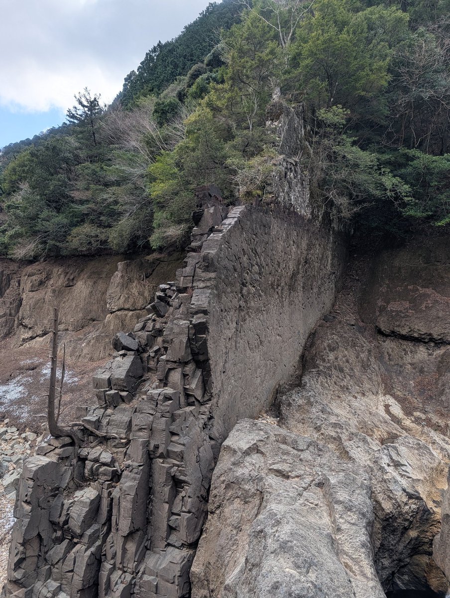 Quarry_Entei's tweet image. 昨日見た宇連ダム上流の岩脈と穴滝

人が作った砂防ダムのような佇まいの岩脈に水位が30%以下にならないと出現しない幻の滝

特に岩脈はなかなかの見応えでした！
本当に人工物のように見える😳