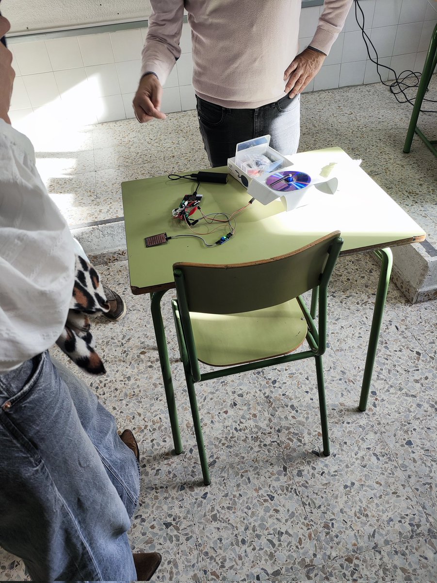 En nuestra segunda visita al <a href="/IES_Mateo/">IES MATEO HERNÁNDEZ</a>, dentro del PIE #Observa_digitalización, tenemos la suerte de conocer el trabajo de los mentores tecnológicos dentro del proyecto #CódigoEscuela4_0