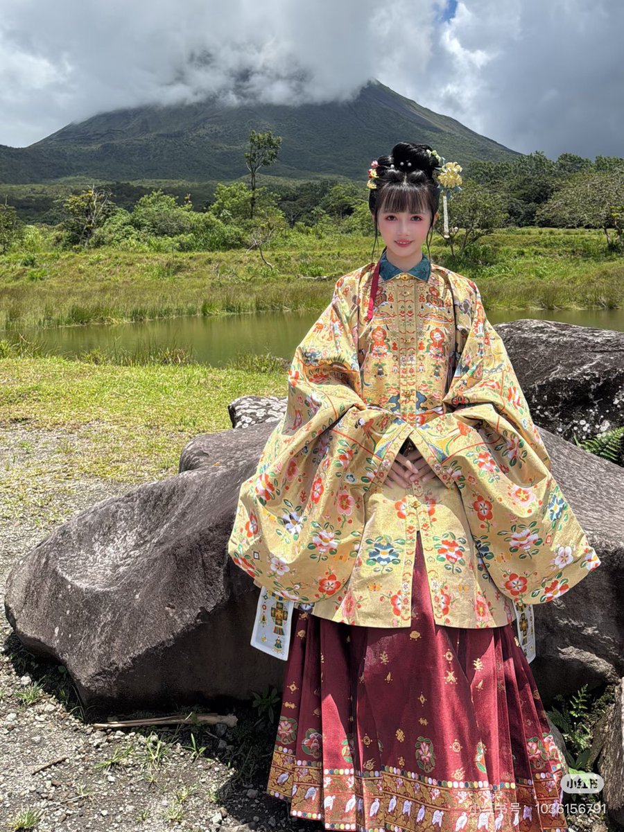 AmazingHanfu's tweet image. In Ming dynasty style #Hanfu, standing at the foot of Costa Rica’s #volcanoes.(Via.xiaoyaorena)
#Hanfu:Round-collared Hanfu robe,Mamianqun