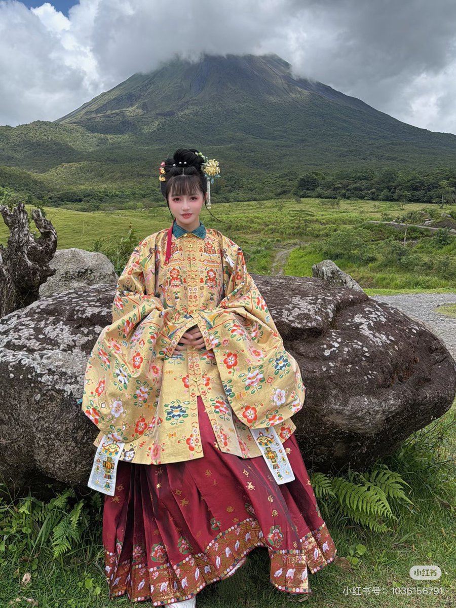 AmazingHanfu's tweet image. In Ming dynasty style #Hanfu, standing at the foot of Costa Rica’s #volcanoes.(Via.xiaoyaorena)
#Hanfu:Round-collared Hanfu robe,Mamianqun