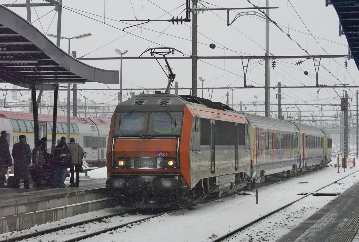 Le #JeanMonnet Bâle - Bruxelles-Midi entre en gare de =>#LuxembourgVille (=>#Luxembourg) derrière une =>#BB26000 en 12-09. Eloignez-vous de la bordure du quai !
📷Rond Hans und Jeanny, source : rail-pictures.com