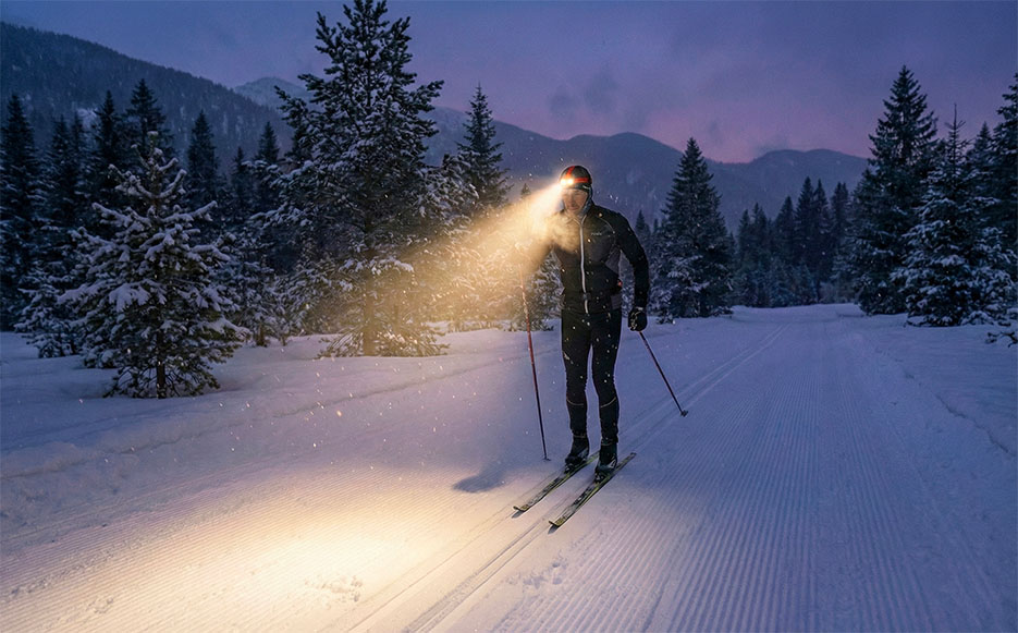 Kronium's tweet photo. Mrazivý únor přímo vybízí k útěku do hor! 🏔️❄️ Ať už vás láká večerní skialp na hřebenech, kde vítr bičuje tvář, nebo rychlý trénink v čerstvě upravené bílé stopě, tma nesmí být limit. Je to výzva. 🔦 https://t.co/5l9RLZLr1n