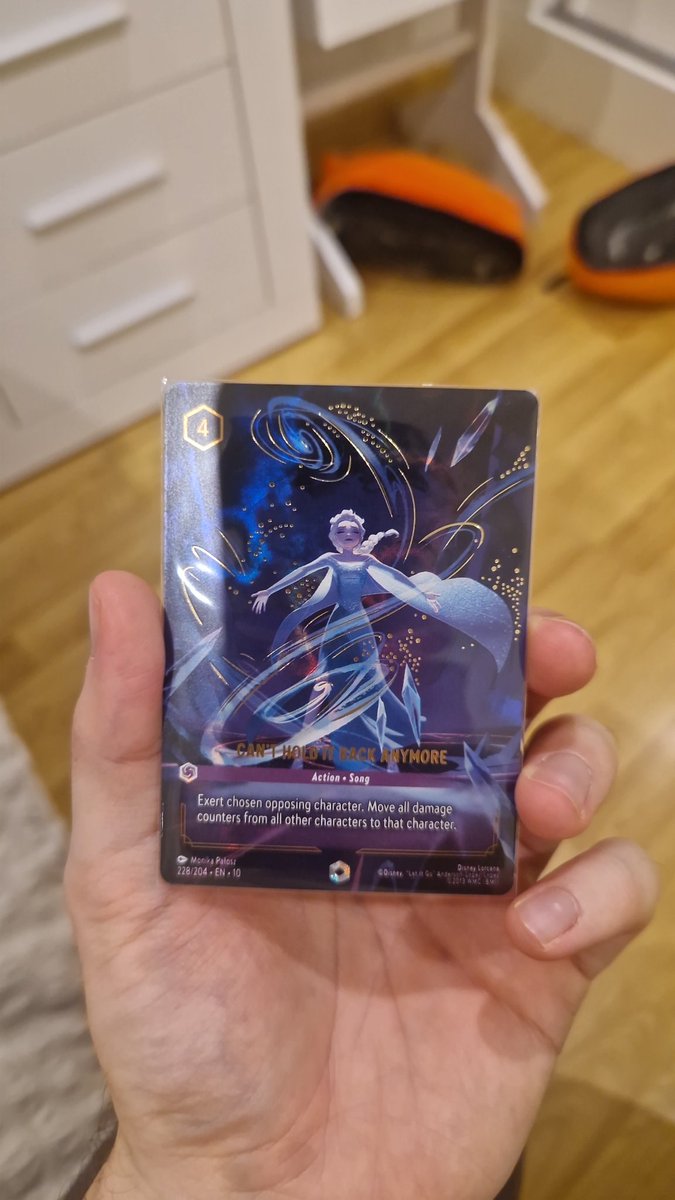 Os actualizo, María llevaba unas semanas con ganas de venir a los torneos semanales, pero le daba miedo hacer el ridiculo. Vino con un mazo hiper agro que practicó el dia de antes. Pudo elegir sobre la primera y eligio enchanted. A 150 euros está el cartoncico