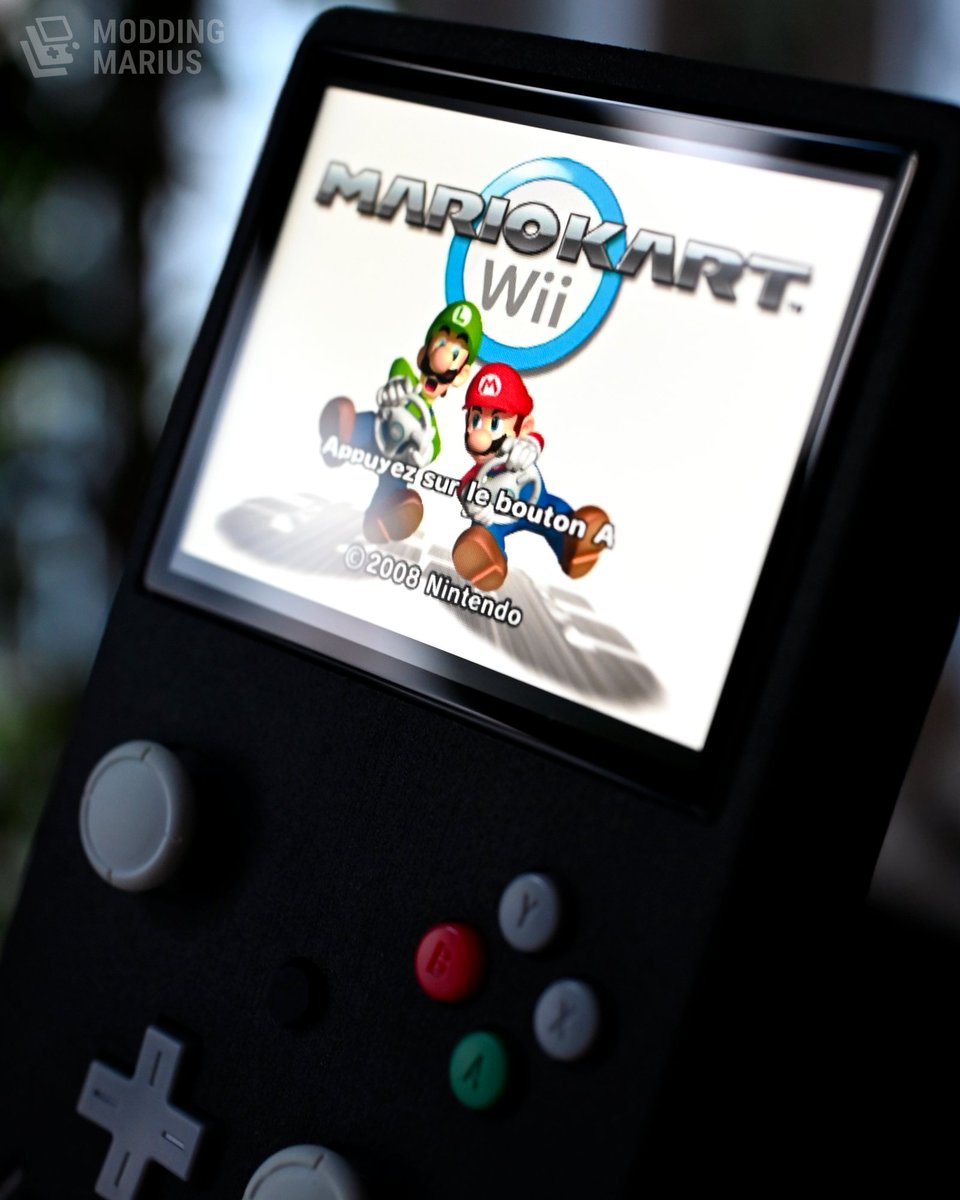 J’ai construit une Wii / GameCube portable : la Xii-Boy Ultra !

Elle fait la taille d’une Game Boy et fonctionne grâce à une vraie carte mère de Wii, miniaturisée pour tenir dans ce format.
Cette nouvelle version de la Wii portable est l’œuvre de l’incroyable Xii-Boy Team :