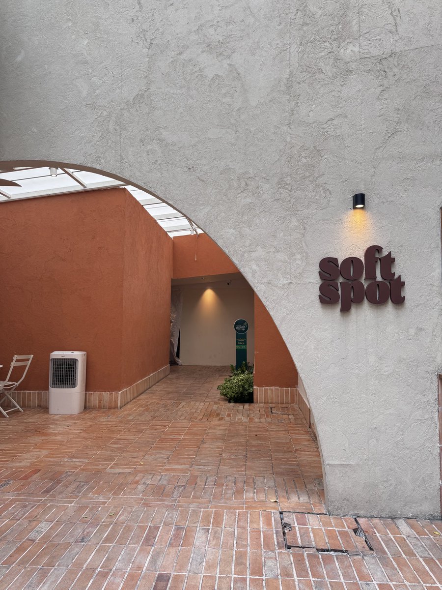 เรื่องมีอยู่ว่า: ระหว่างพักรอซ้อมเต้นแฟนคอนเมื่อวาน หนูมีเมนูที่อยากกินคือ Acai Cookie Dough เบสร้านนี้ เลยเดินดุ่มๆมาซื้อแล้วเค้าบอกว่าเบสหมด เลยเดินดุ่มๆกลับห้องซ้อมไป วันนี้มาอีก ก็หมดอีก เลยสั่งเบสโยเกิร์ตเบบี้ไซส์แทน🥹😭