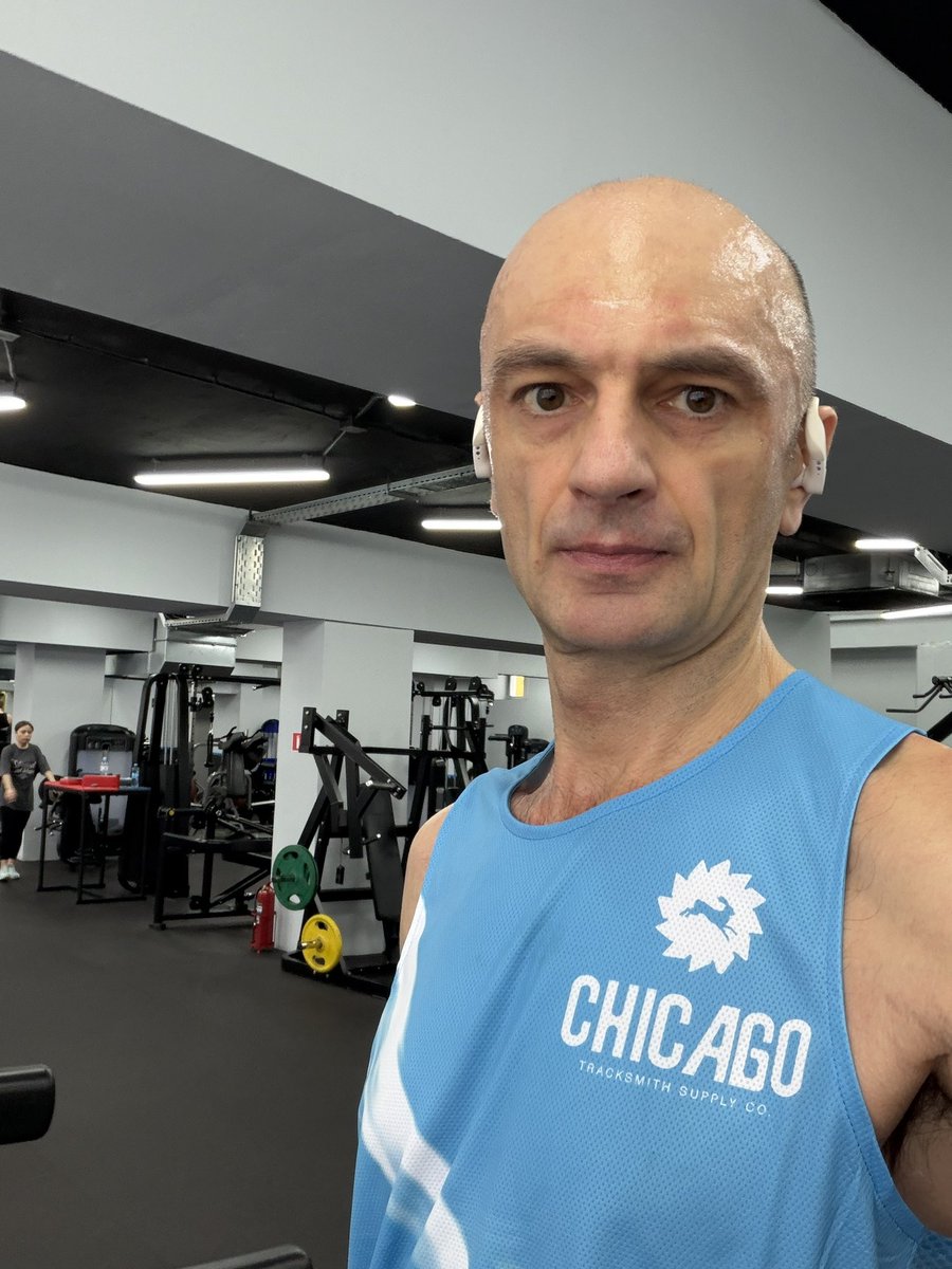 AnglyRun's tweet image. Tempo session on the treadmill today: 7 × 1 km at 4:18/km with 1 km recovery at 4:43/km. 20 km total including warm-up and cool-down. After a 20 km tempo at 4:23/km and 8 × 1000 m at 3:40/km, today felt like an easy walk. 😄🏃‍♂️
#TempoRun #TreadmillRun #MarathonTraining