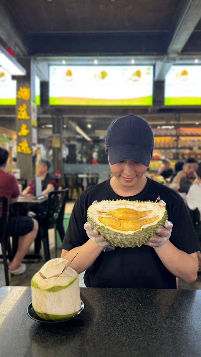 sikkeureo's tweet image. youngk dua hari di kl udah makan:

nasi lemak burung hantu ✅️
durian ✅️
kelapa muda ✅️