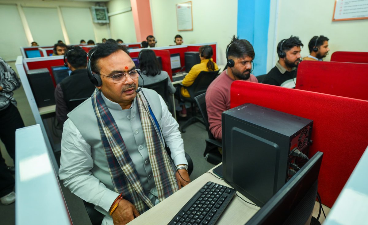 BhajanlalBjp's tweet photo. आज शासन सचिवालय परिसर के पुस्तकालय भवन में संचालित राजस्थान संपर्क हेल्पलाइन-181 का निरीक्षण किया।

इस दौरान प्रदेश के नागरिकों से फोन पर सीधा संवाद कर जन-शिकायतों के त्वरित और पारदर्शी निस्तारण हेतु संबंधित अधिकारियों को कड़े दिशा-निर्देश दिए।

181 हेल्पलाइन सुशासन का आधार स्तंभ है और इसकी कार्यक्षमता को सुदृढ़ करना हमारी सर्वोच्च प्राथमिकता है।