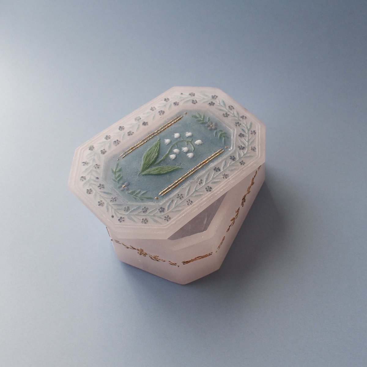 GlassRokka's tweet image. 2月の展示会の新作蓋モノ、少し額装したような仕上がりに。全体は淡いピンクだけど可愛すぎず落ち着いた雰囲気になりました。個人てにお気に入りの作品です。