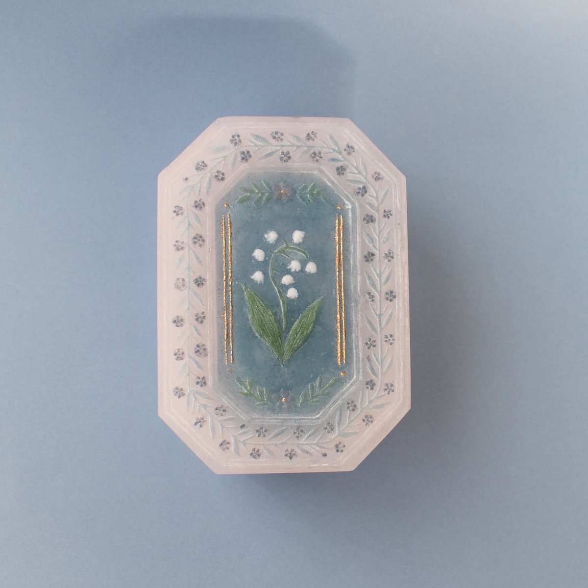 GlassRokka's tweet image. 2月の展示会の新作蓋モノ、少し額装したような仕上がりに。全体は淡いピンクだけど可愛すぎず落ち着いた雰囲気になりました。個人てにお気に入りの作品です。