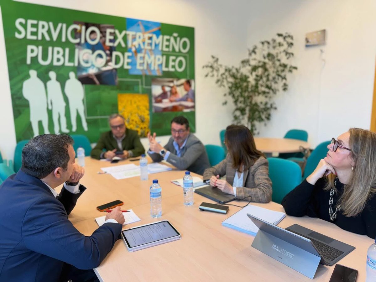 coepca's tweet photo. 📍 Reunión de Coepca con María José Nevado del Campo, secretaria general de Empleo, Pedro Galán Berrocal, director general de Empleo, Teresa Morales Cascos, directora general de Formación para el Empleo, Juan Antonio Pavón Pérez, gerente provincial del SEXPE https://t.co/SQjfhQBZJZ