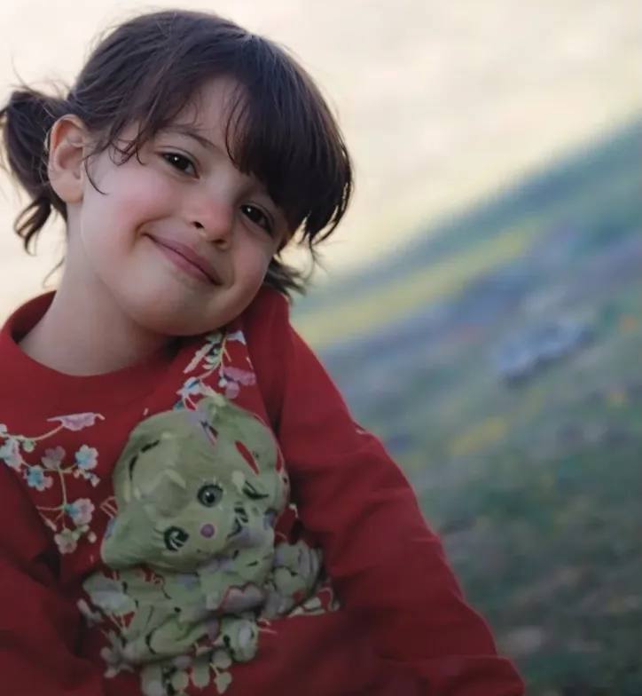 کاش کودکان نمی‌مردند
ای کاش موقتاً به آسمان‌ها برده می‌شدند
تا جنگ تمام شود،
سپس با خیال راحت به خانه‌شان برمی‌گشتند،
و وقتی والدین با حیرت از آنها بپرسند
کجا بودید؟
با خوشحالی بگویند:
«داشتیم با ستاره‌ها بازی می‌کردیم!»

• غسان كنفانی