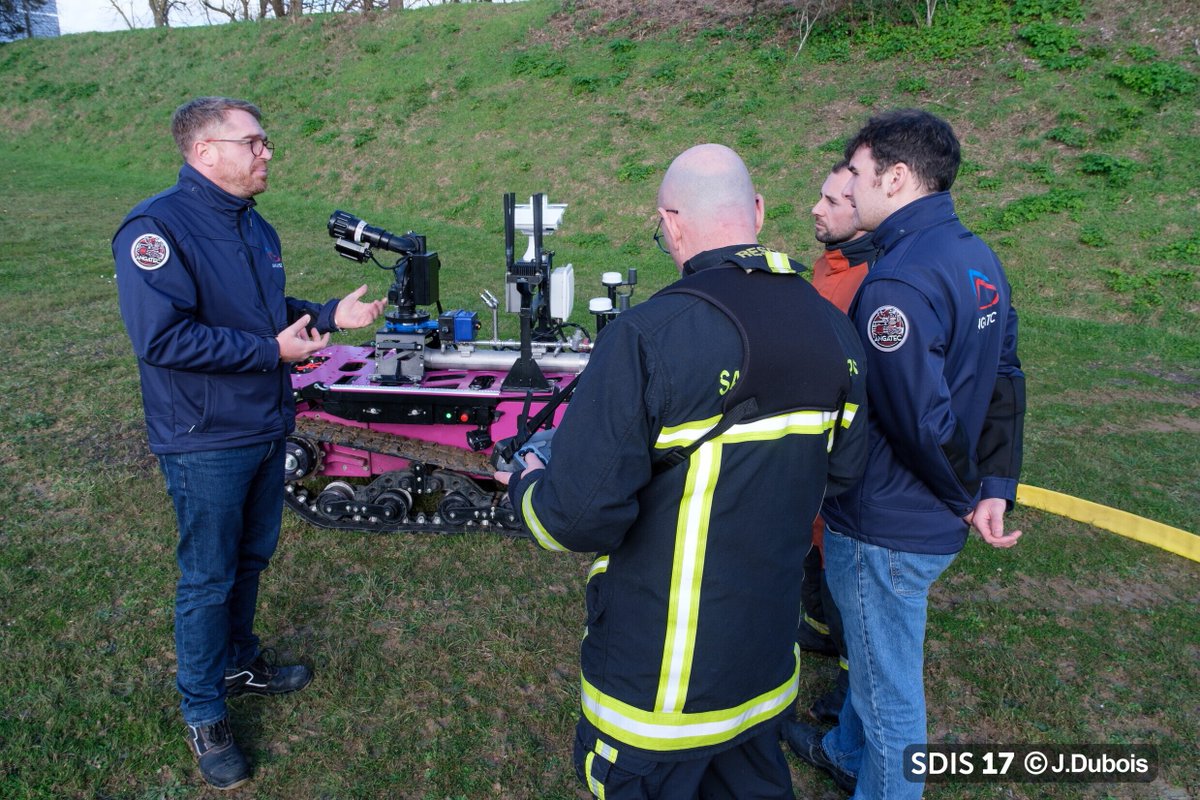 Pompiers17 tweet media