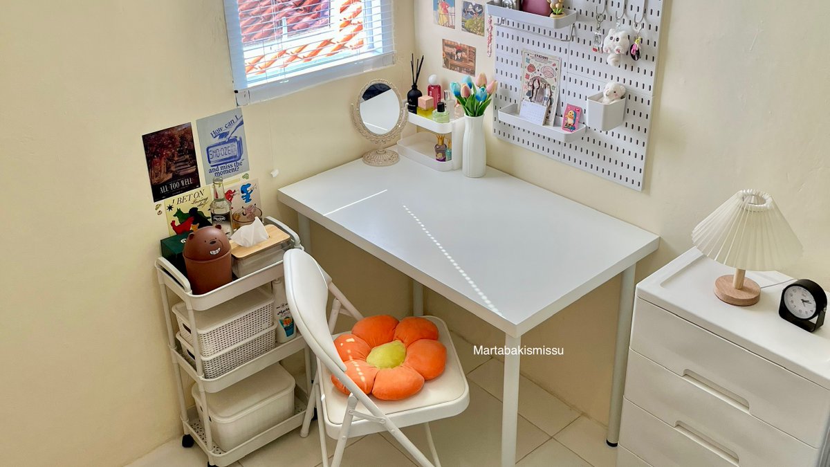 martabakismissu's tweet photo. I'm sorry IKEA, PIRA, AZKO.. i prefer budget-friendly furniture and perintilan for my small room makeover. Ga sampe 5 jutaan but hasilnya bisa secomfy ini ✨️ https://t.co/zhIE9cJ0zb