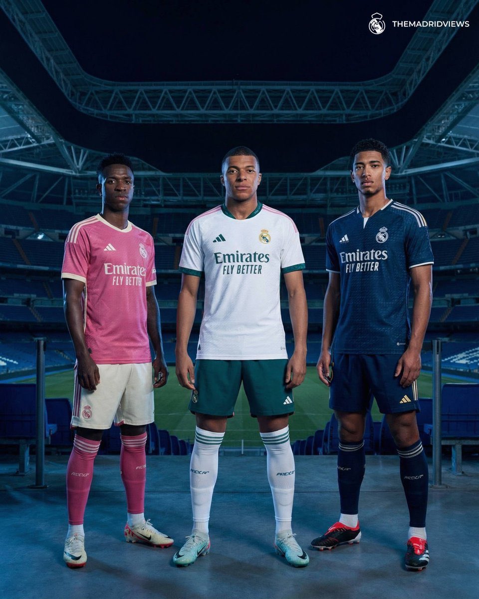 Ah, que ahora llevamos verde y rosa en la camiseta principal. Pues vale. A la deriva.