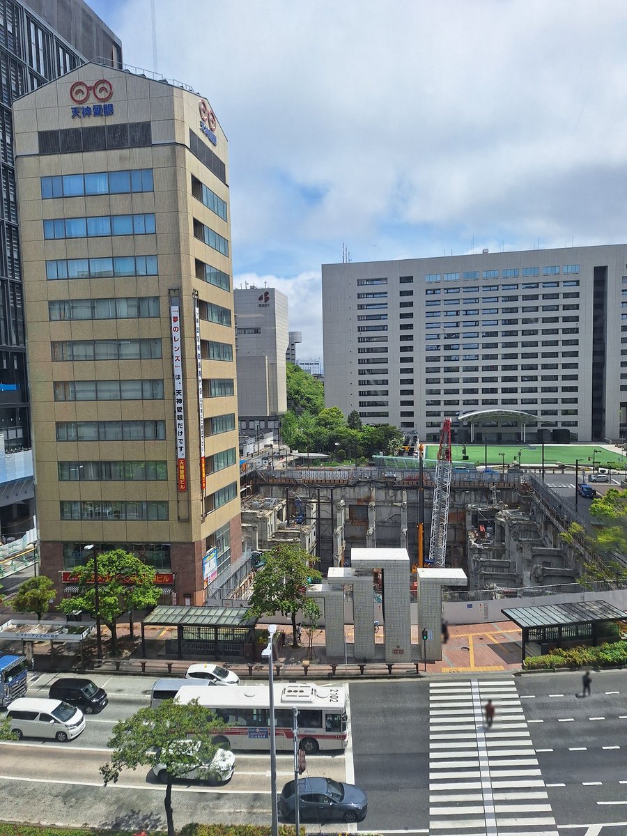 #イムズ 跡（「（仮称）天神1-7計画」）現場の定点。
左：2026.1
右：2024.4
解体後、地下神殿のような空間が見られていたが、鉄骨が徐々に組まれつつあります。