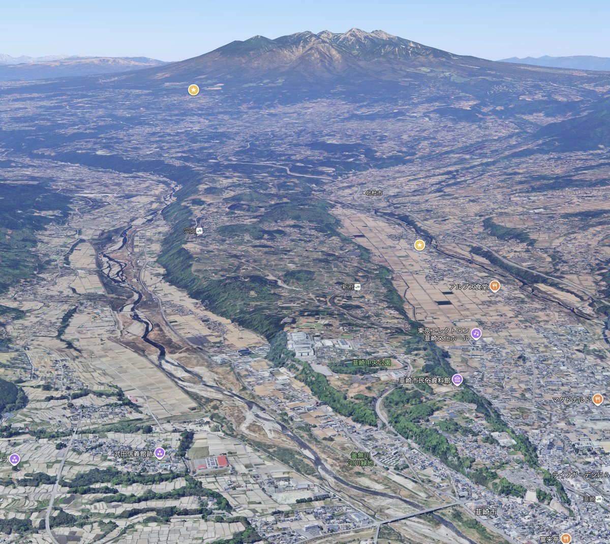 両側川で削られてるけど八ヶ岳から続くこの緩い斜面が全部山体崩壊の跡なんか…( ﾟдﾟ) 七里岩、面白い地形よね