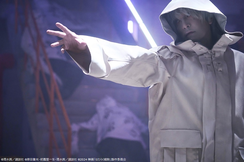 「#Fukase さんが殺人鬼を演じた作品を観て彼の中にあるなんとも言えない“切なさ”に惹かれるものを感じたため本作の出演を熱望した」という武内監督。今回の役は人間の命を脅かす細胞たちの最強の敵。“狂気”と“悲しみ”が同居するようなキャラクターにしたかったのだそうです

#映画はたらく細胞