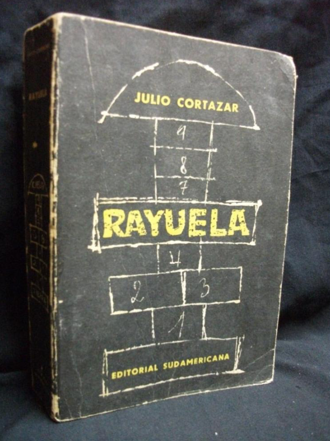 TheMerlynPost's tweet image. De Argentijnse schrijver (geboren in Brussel) Julio Cortázar schreef in de stijl van het 'magisch realisme'. Ook experimenteerde hij met chronologie. Zijn roman Rayuela dient de lezer in een specifieke volgorde te lezen (te beginnen bij hoofdstuk 73).
