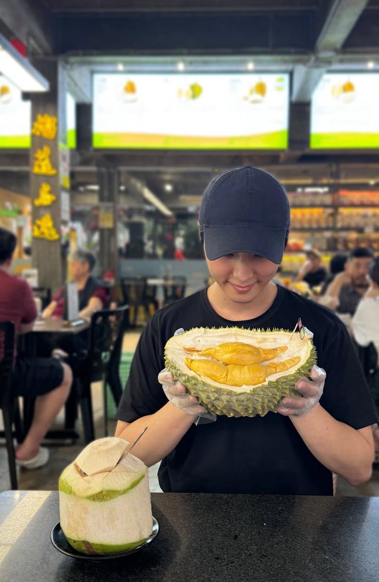 linorable's tweet photo. abe young k makan durian https://t.co/McbW94SMFP