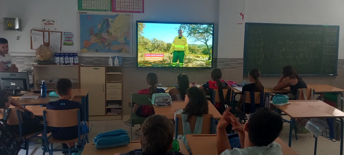 Plan_INFOCA's tweet photo. El lunes fue el #DiaMundialdelaEducaciónAmbiental, materia básica para revertir todo lo que amenaza nuestro #EntornoNatural. Desde hace años nuestros Técnicos de Prevención y Sensibilización (#TPPS) hacen esa labor con niños y jóvenes de toda #Andalucía.
📸Fotos de archivo https://t.co/ju5xX51wYd