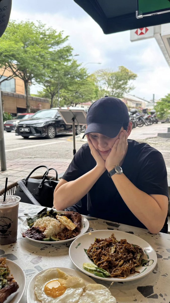 아..
너무신혼여행간남편이잖아

음식사진찍겟다고햇는데
갑자기본인이.. 꽃받침함

머하는데
나도같이찍어줘
싫거등~

하면서이렇게찍어줌 
찍자마자에어드랍보내야지

이러고저녁까지무슨사진만찍으면꽃받침한애교둥이나타나서신혼여행1일차에찍은모든영키이사진에꽃받침포즈가나타남