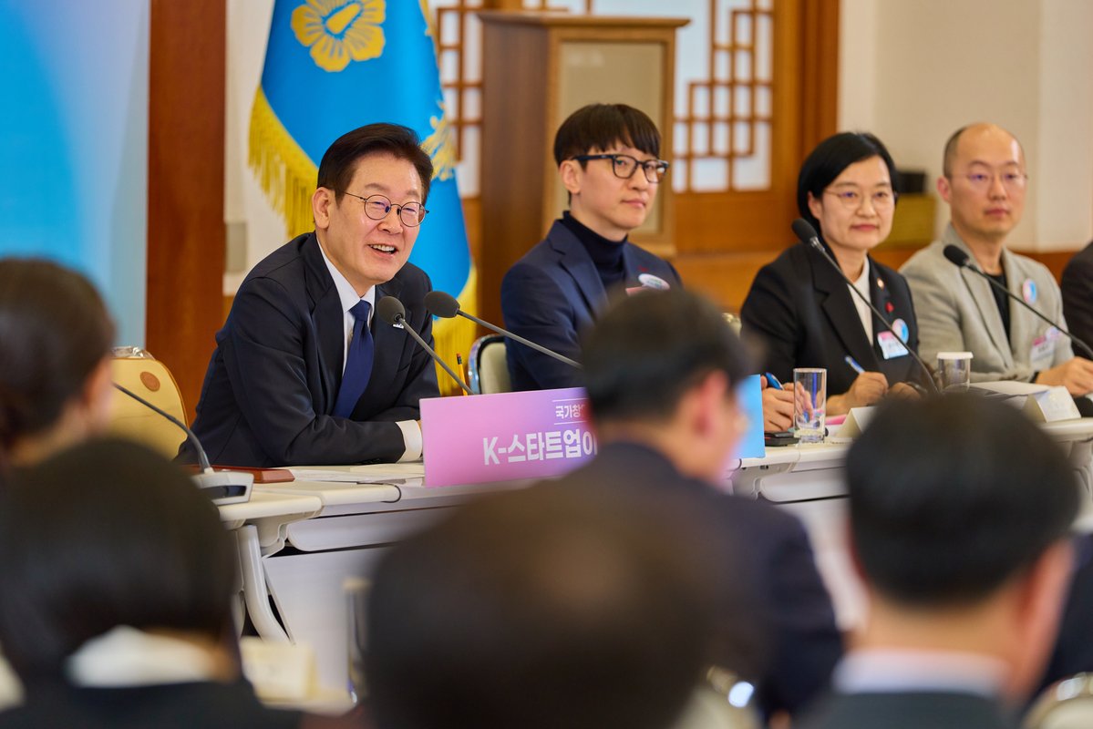 '국가창업시대'를 열어갈 주역들을 만났습니다. 오늘 만난 청년 창업가들과 기업인들의 빛나는 도전 정신, 전문가들이 나눠주신 귀한 의견이 'K자형 성장'을 극복하고 대한민국 경제 대도약을 이룰 핵심 동력이 될 것입니다.

'창업 중심 사회'로의 대전환은 일자리 대책인 동시에 청년 대책입니다.