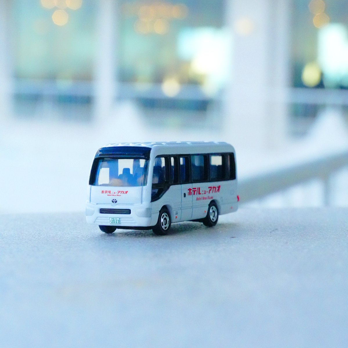 hotel_newakao's tweet image. 老若男女が待ちわびたあの商品が
ついにホテルニューアカオに出現。

当館の雰囲気さながらの重厚感。
たまらない。

ニューアカオバスのトミカ。

※快適な走りは見せますがご乗車いただけませんのでご注意ください

#ホテルニューアカオ
#ニューアカオで会いましょう

(C)TOMY…