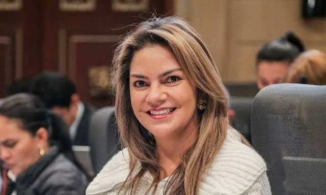 Está señora se llama Gilma Díaz, es Representante a la Cámara  por el Departamento del Caqueta por el Liberalismo chulavita.
Su esposo Álvaro Pacheco fue condenado por paramilitarismo.
Es decir, está organización criminal sigue teniendo vigencia en el Congreso.
Qué vergüenza!