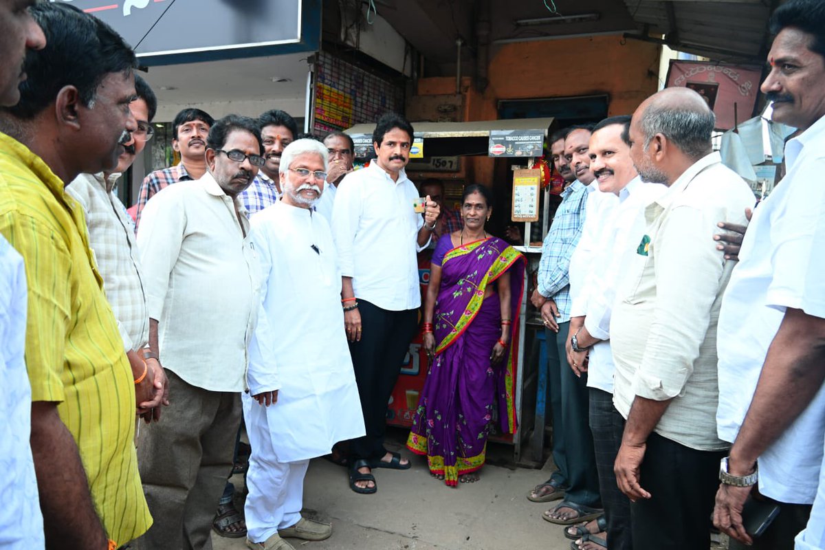 RKarimilli's tweet photo. ఈరోజు తణుకు పట్టణంలో నరేంద్ర సెంటర్ నందు మన ప్రజలతో కలిసి టీ తాగి తణుకులో జరుగుతున్న అభివృద్ధి గురించి ప్రజల అభిప్రాయాలు, ఆలోచనలు సూచనలు అడిగి తెలుసుకోవడం జరిగింది
#teamtime #ManatanukuManaArimilli #ArimilliForTanuku #TanukuTdp #Arimilli #ArimilliRadhakrishna #TDPJSPBJPTogether https://t.co/8ypDjOJcfb