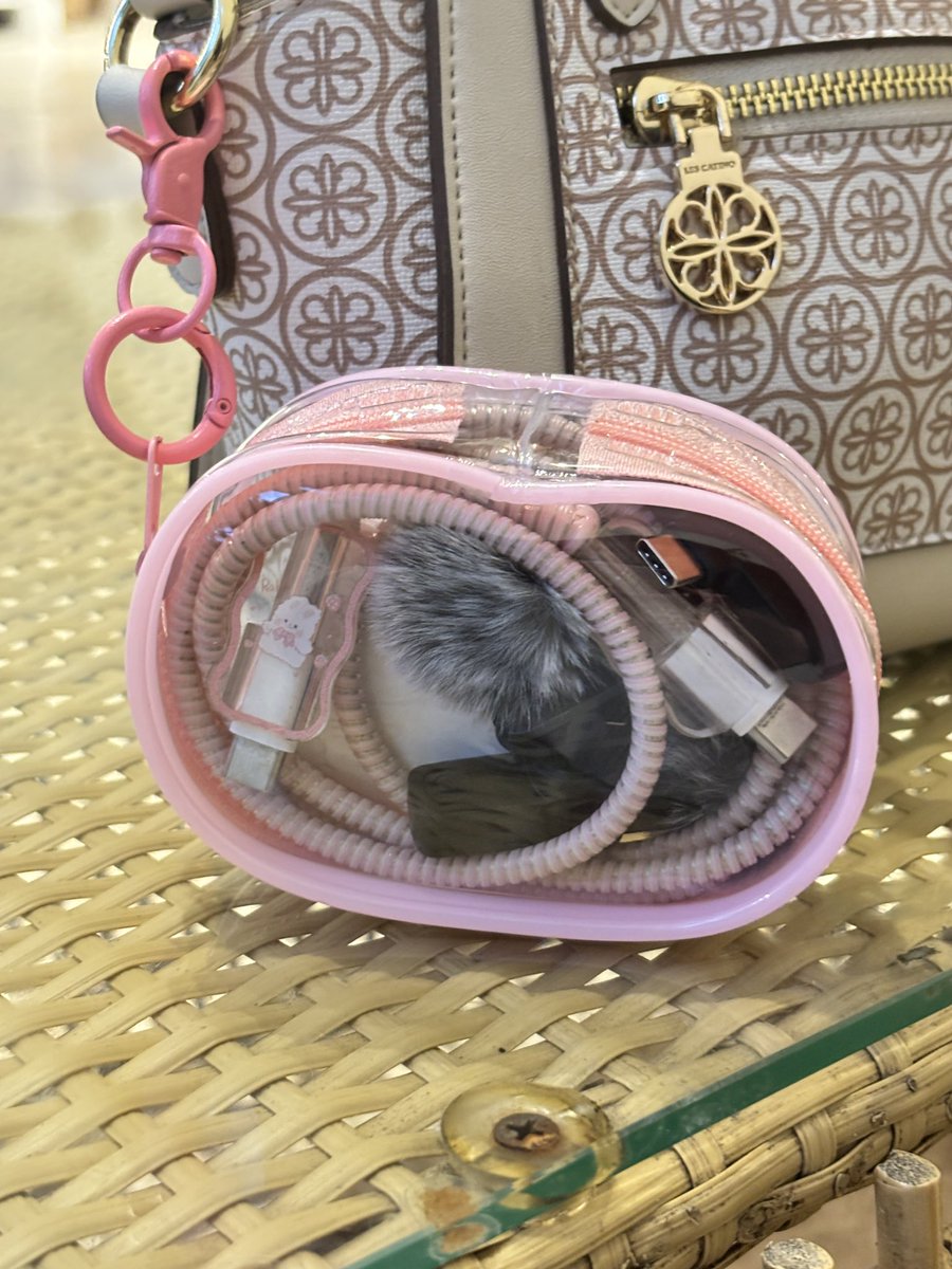 etherealn_'s tweet photo. Walaupun pouch ini juga mungiel tapi dia muat lumayan banyak loh! 2 mic wireles, adaptor, kabel data masoookkk semua disini. Cara bawanya aku cantolin di samping tas kek giniiii￼ https://t.co/jKwWVr81Su