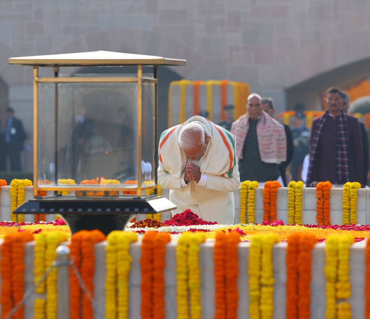 rajeshchudasma's tweet photo. माननीय प्रधानमंत्री श्री @narendramodi जी ने राष्ट्रपिता महात्मा गांधी जी की पुण्यतिथि पर राजघाट पहुंचकर श्रद्धासुमन अर्पित किए और उन्हें विनम्र श्रद्धांजलि दी। https://t.co/DvetJxV0AM