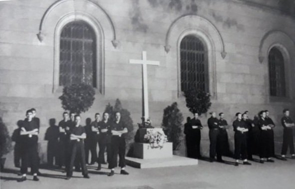 Terrorífica imatge de la Universitat de Barcelona.
El mateix gener de 1939 ja fan depuracions i la Universitat n'és capdavantera.
L'espanyolització no es fa per voluntat catalana, sinó gràcies "a la ayuda de Dios y a la espada de Franco", diu Ruiz Jiménez, ministre d'Educació.