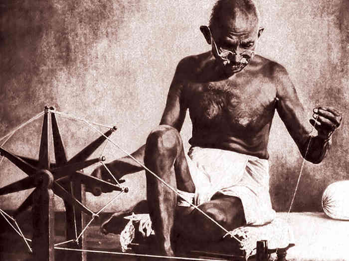 राष्ट्रपिता महात्मा गाँधी जी को विनम्र श्रद्धांजलि।
सत्य, अहिंसा और मानवता के मार्ग पर चलकर उन्होंने न सिर्फ़ भारत को आज़ादी दिलाई,
बल्कि दुनिया को यह सिखाया कि नैतिक बल, हिंसा से कहीं अधिक शक्तिशाली होता है।
उनके विचार आज भी हमें न्याय, समानता और शांति की राह दिखाते हैं।