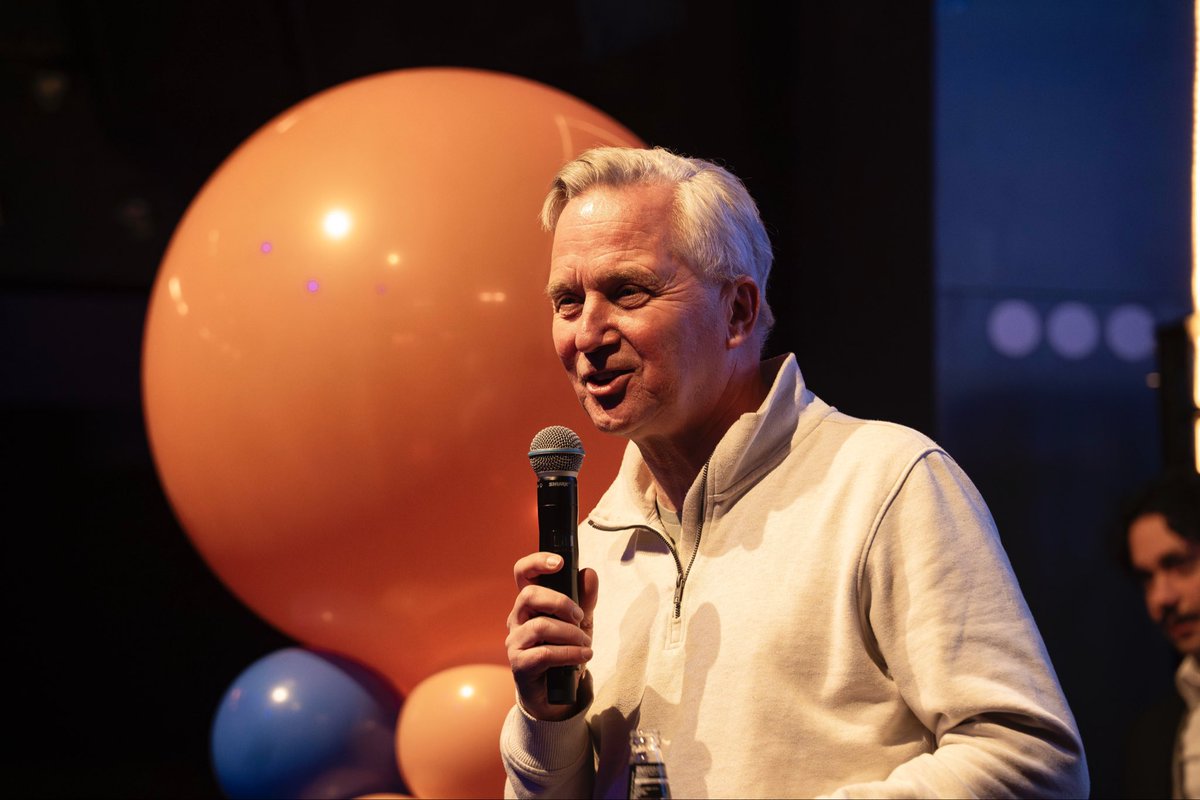 Wat. Een. Avond. 💙🧡 

De campagne kick-off van <a href="/VVDAmsterdam/">Amsterdamse VVD</a> zat vol energie. Met sterke plannen en talentvolle kandidaten gaan wij van deur tot deur. Van West tot Weesp: wij laten zien dat er andere keuzes zijn. Voor een schone, veilige en leefbare stad. 

Wij doen het gewoon.