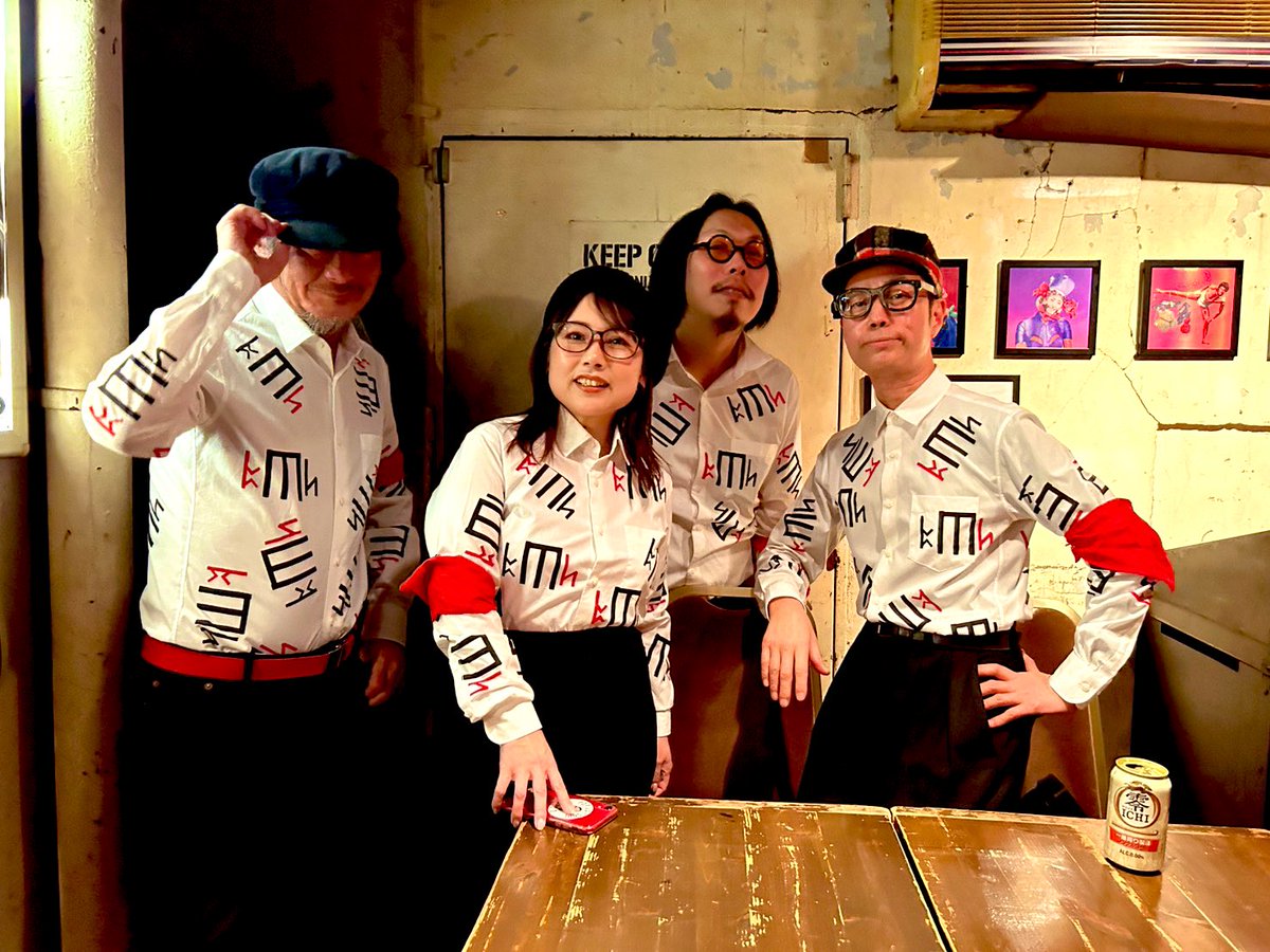 tomomio31's tweet photo. こないだのkmhですがこのシャツしばらく着ないかも(ライブあっても衣装変えるかも、いや着るかも…)な話になったので一応4人揃って撮っといた。衣装を揃えるってすごくいいなぁ。

#lapalms 
#kmh #カーエムハー #暗闇坂まぼろし変化
#NewWaveとは https://t.co/Dky5o9Oko4