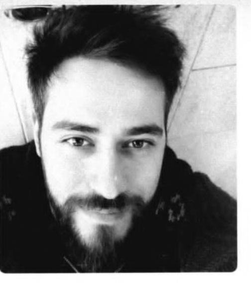 نیما پالیزگر ۳۹ ساله. دوست صمیمی‌م بود.
۱۸ دی تو فردیس کرج با دو گلوله به بازو و گردن کشته شده. اول می‌زنن تو بازوش بعد می‌بینن نیفتاده مستقیم می‌زنن تو شاهرگ گردنش.
خیلی بچه‌ی مظلوم بود همیشه.

#نیما_پالیزگر
#IranMassacre 
#IranRevolution2026