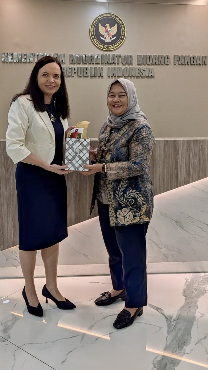 PLdiIndonesia's tweet photo. Ambassador Barbara Szymanowska met with H.E. Nani Hendriarti, Deputy Coordinating Minister for Food Security & Accessibility, continuing 🇵🇱🇮🇩talks from #GreenWeek Fair in Berlin on market access, research cooperation & supporting 🇮🇩 food self-sufficiency 🌾🥗
#FoodSecurity https://t.co/c4k6kKmfaf