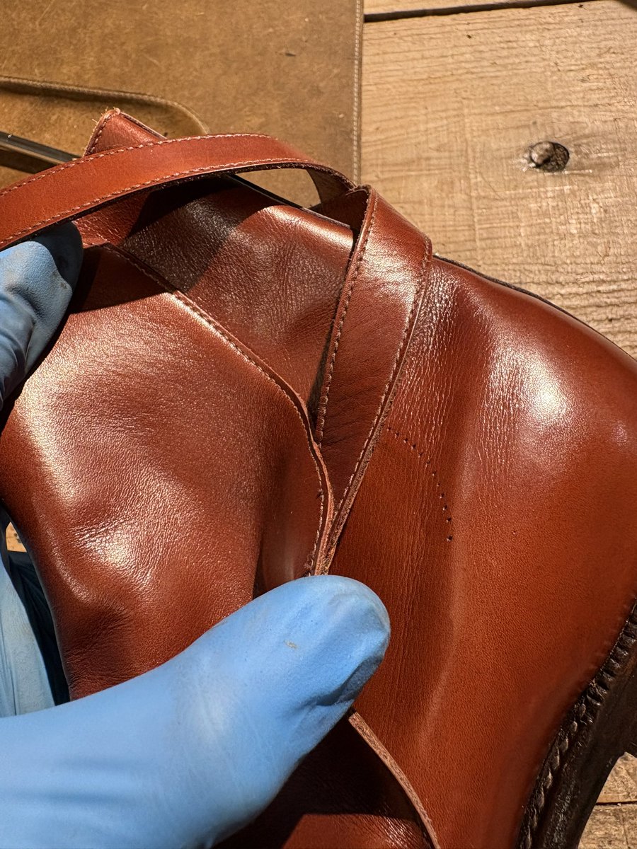 ⸻

30年前のデッドストックのジョンロブのジョッパーブーツ

筒が開かないように、アッパーへ直接縫い止めた痕が残っている

今のジョンロブではまず許されない作りで、現代の基準では見られない、当時ならではの実用的な処理が残っている。

時代と共に求められる完成度が変わったと言う事か。