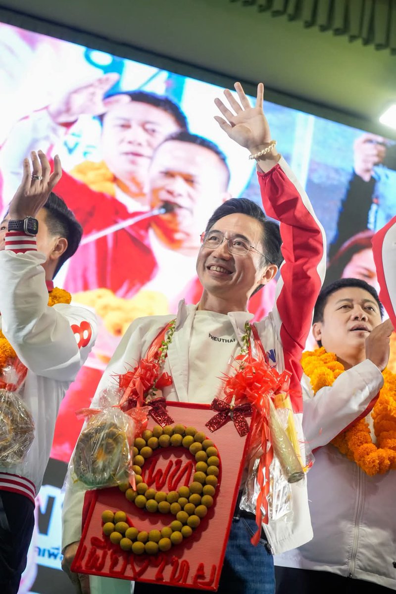 pran2844's tweet image. ให้คนอื่นเขาเปลี่ยนเหลืองเป็นส้ม เปลี่ยนส้มเป็นฟ้าเป็นน้ำเงินไป

ส่วน อ.เชน เดินหน้าเข้าหาประชาชน เสนอนโยบายเพื่อเปลี่ยนทุกอย่างให้มาเป็นคะแนนเลือกเบอร์ 9