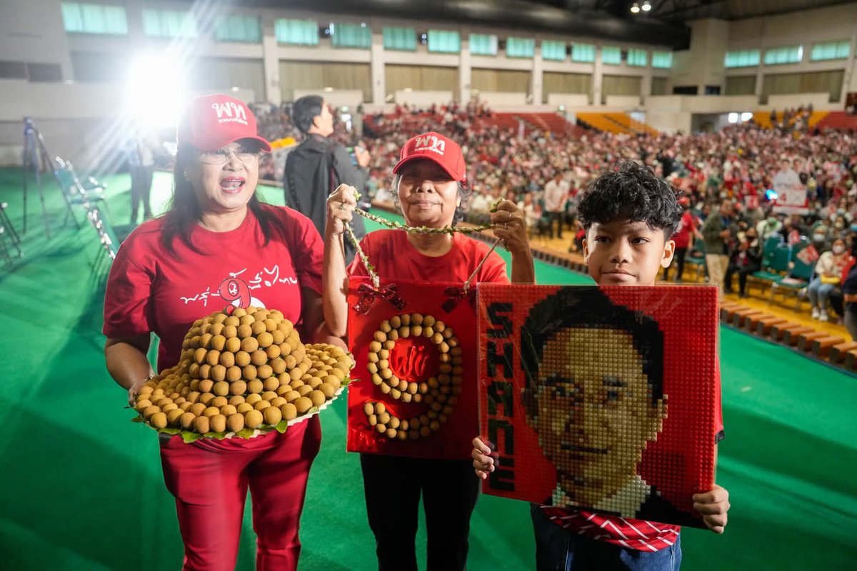 pran2844's tweet image. ให้คนอื่นเขาเปลี่ยนเหลืองเป็นส้ม เปลี่ยนส้มเป็นฟ้าเป็นน้ำเงินไป

ส่วน อ.เชน เดินหน้าเข้าหาประชาชน เสนอนโยบายเพื่อเปลี่ยนทุกอย่างให้มาเป็นคะแนนเลือกเบอร์ 9