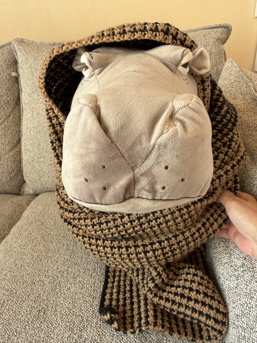 できた！着画苦手なのでカバくんに巻きました☺️40cm幅だからストール風☺️バクラヴァっぽくも巻ける☺️アメリーエフのキャメルっぽい色とラメの黒で千鳥格子風ちょっとキラキラ🤩さ、水通し😅😅　#かぎ針編み #かぎ針編みのマフラー
