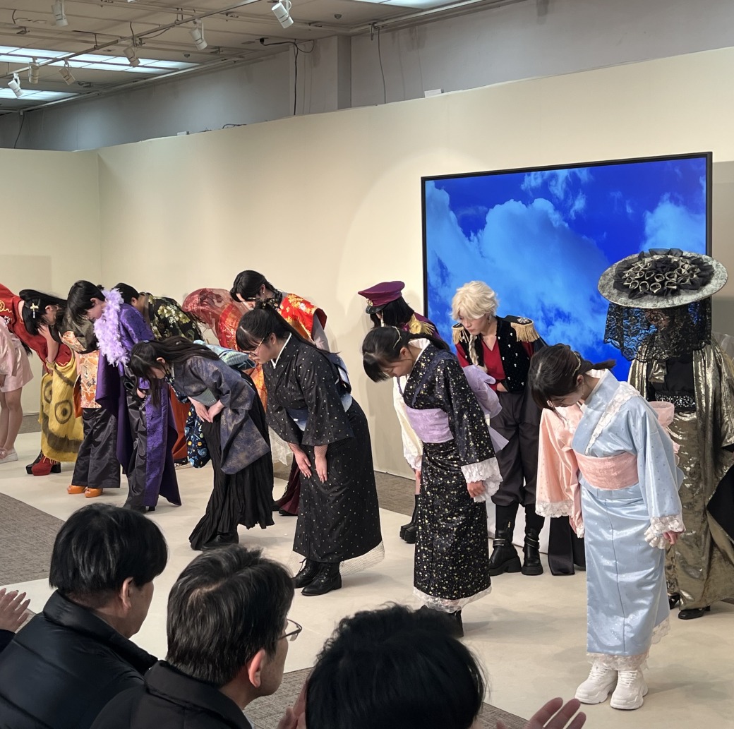 tfi_1913's tweet photo. 27日（火）松屋銀座で行われたファッションショー！ファッションの力作とフィナーレ♪
#東京ファッション専門学校　#松屋の学校　#服飾専門学校　#きもの専門学校　#東京のファッション学校　#東京のきもの学校　#デザイナー　#和裁士 https://t.co/RUr2SHB9XT