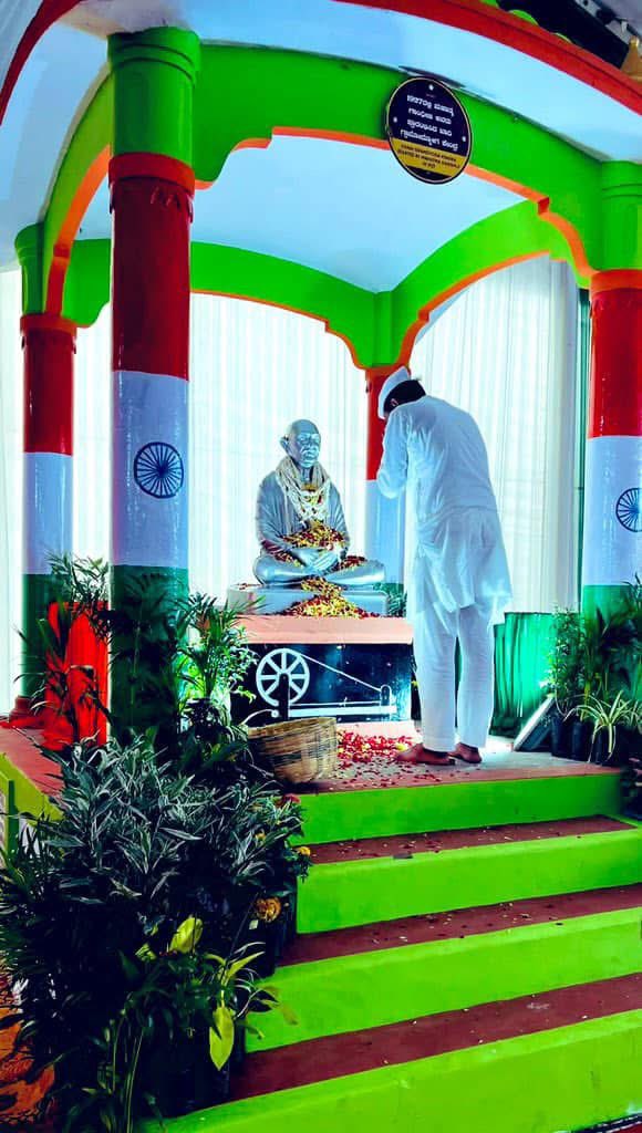 rahulraoinc's tweet photo. राष्ट्रपिता महात्मा गांधी जी की पुण्यतिथि पर कोटि-कोटि नमन।
बापू ने अपने विचारों और आचरण से पूरी दुनिया को दिखाया कि सत्य,अहिंसा और नैतिक साहस से भी बड़े से बड़ा परिवर्तन संभव है।
उनके आदर्श आज भी हमें न्याय,शांति और मानवता की राह पर आगे बढ़ने की प्रेरणा देते हैं।
#MahatmaGandhi https://t.co/K5Vt9WkESB