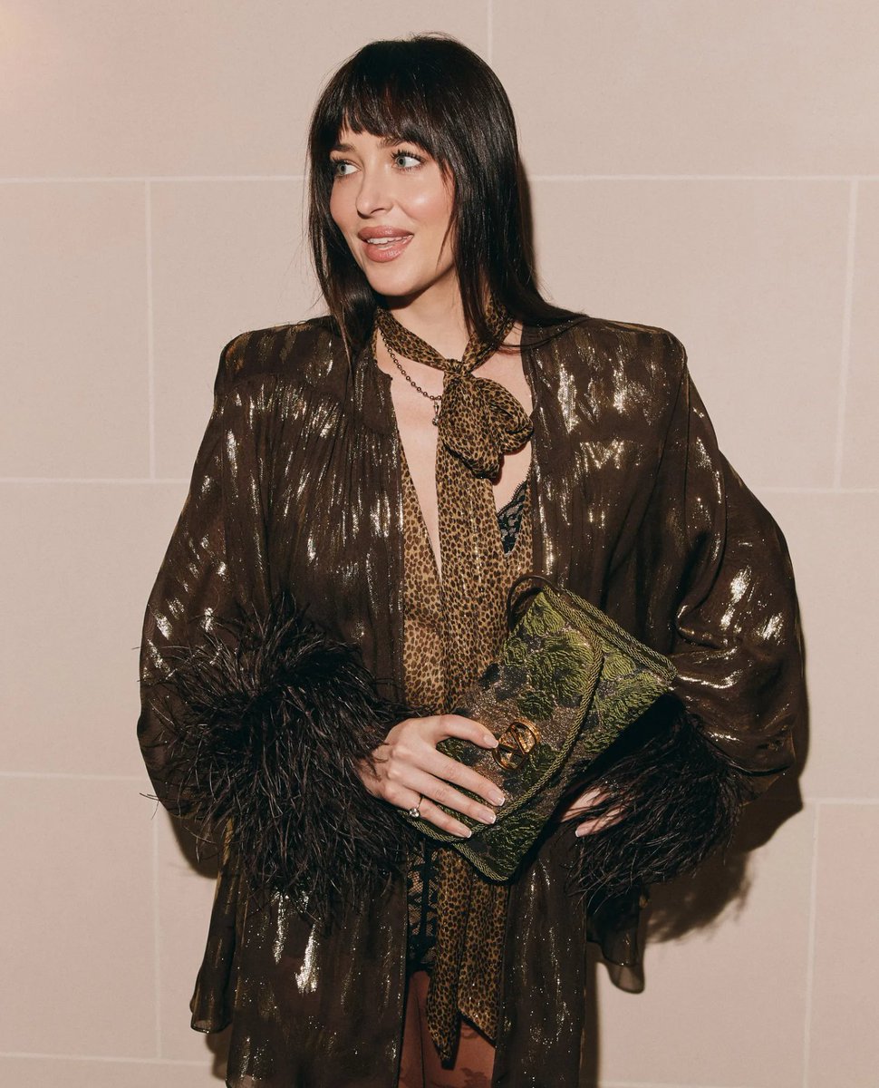 insider2fashion's tweet image. Dakota Johnson is 36, iconic, and still a total mood. 💅 From wearing leggings under jeans as a kid to her signature giggles, she’s always marched to her own beat. 🎸✨

Is she the most relatable Hollywood "madwoman"? 👇

#DakotaJohnson #Gucci #StyleIcon #Hollywood #Mood