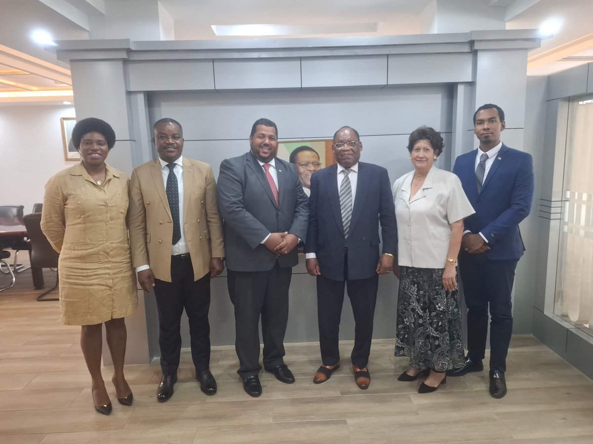 El Embajador de Cuba en Guinea Ecuatorial fue recibido  por el Ministro de Educación.   Encuentro ameno y lleno de afectos, como ocurre entre  dos países hermanos que cooperan durante más de 50 años y desean fortalecer los lazos que los unen. <a href="/PresidenciaCuba/">Presidencia Cuba 🇨🇺</a> <a href="/DiazCanelB/">Miguel Díaz-Canel Bermúdez</a>