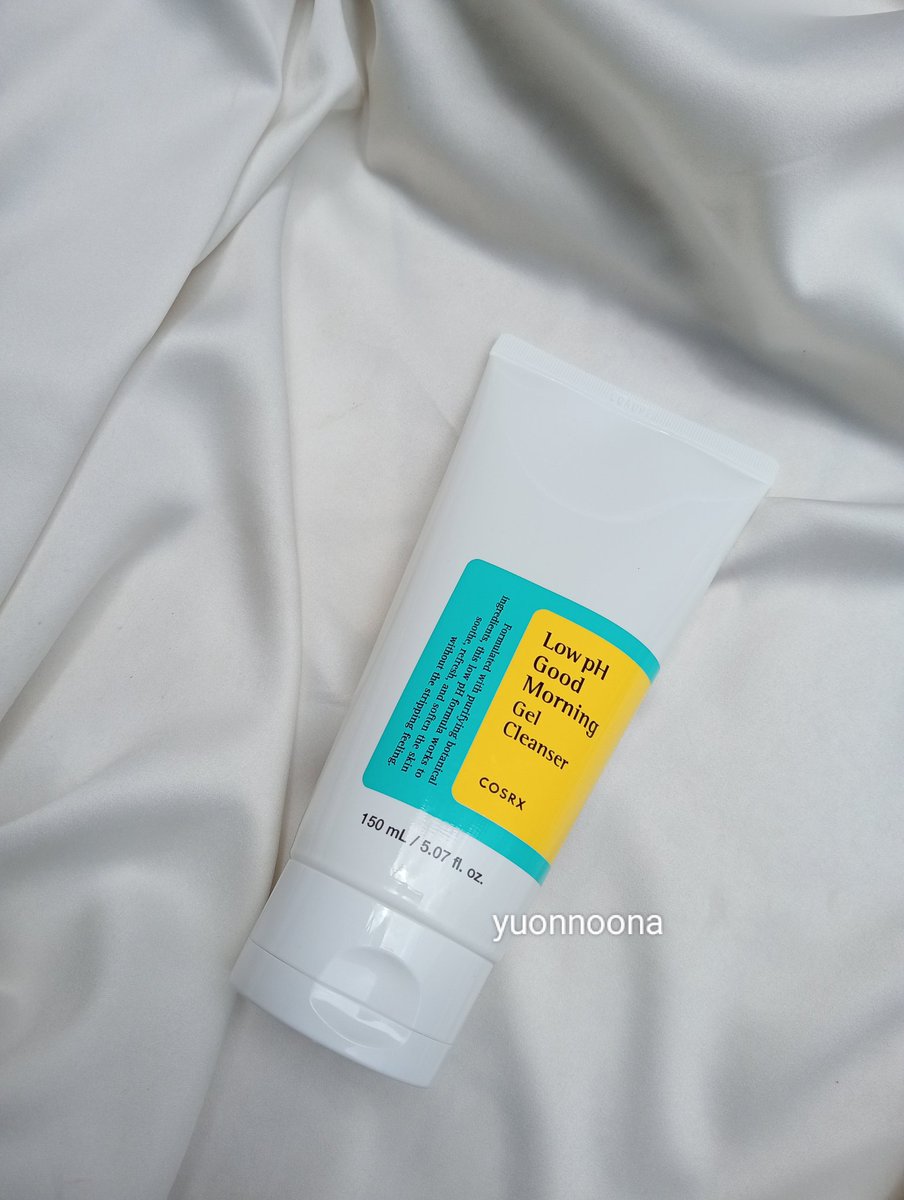 yuonnoona's tweet image. Banyak facewash low ph lain, tapi Low pH Good Morning Gel Cleanser dari COSRX, sebagai pioneer low ph face wash di Indonesia emang sengaruh itu sih di kulit aku. Pantesan selalu jadi best seller