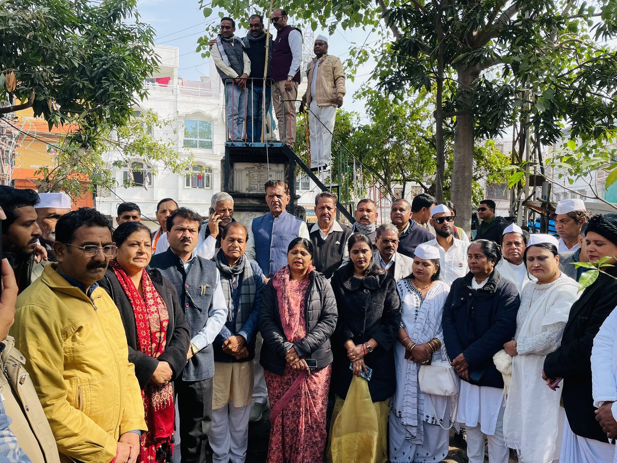 आज महात्मा गांधी जी की पुण्यतिथि पर रामपुरा स्थित गांधी चौक पर गांधी जी की प्रतिभा पर पुष्पांजलि अर्पित कर 2 मिनिट का मोन रख कर श्रद्धांजलि अर्पित की।
#mahatmagandhi #wreath #tribute #tributetomahatmagandhi